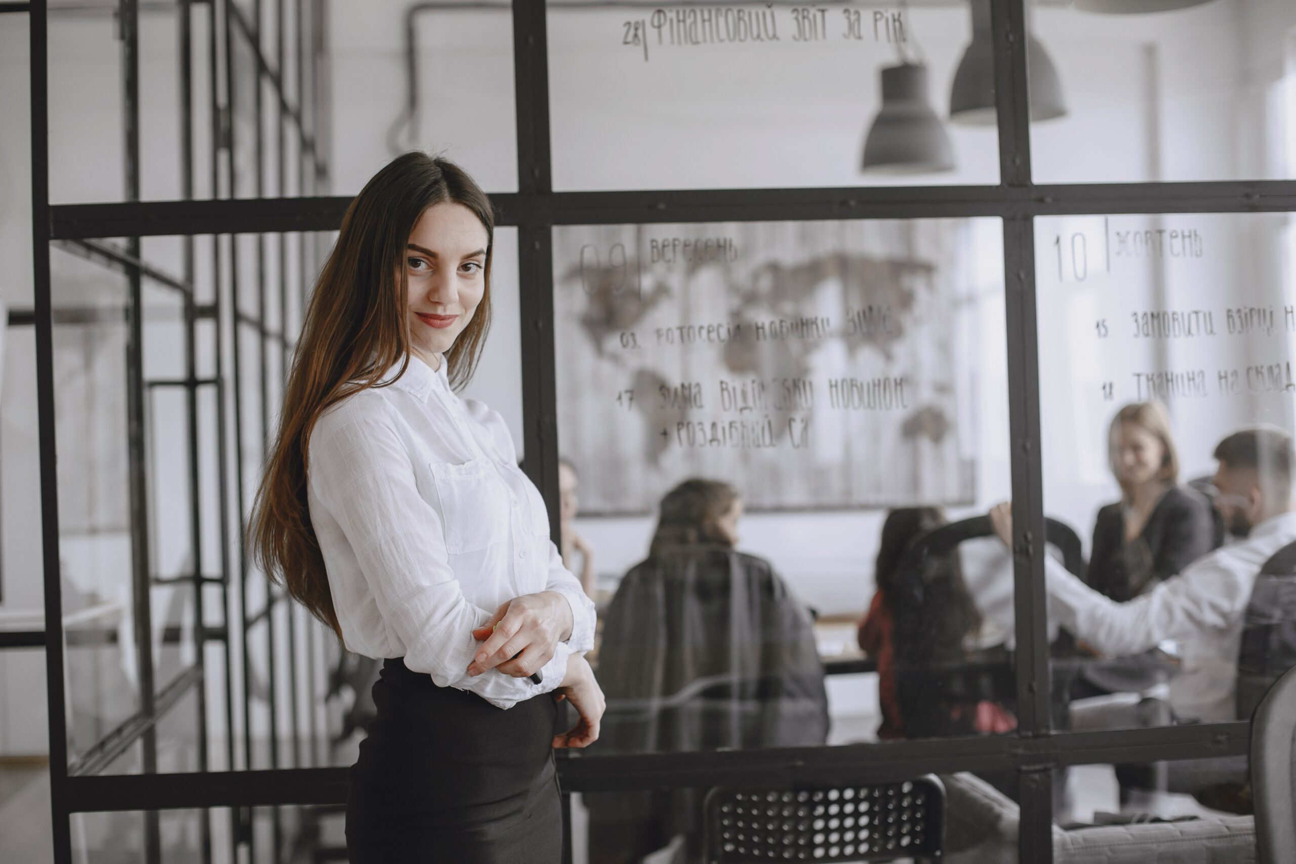 Femme manager confiante lors d'une réunion professionnelle, illustrant le dépassement du syndrome de l'imposteur au travail